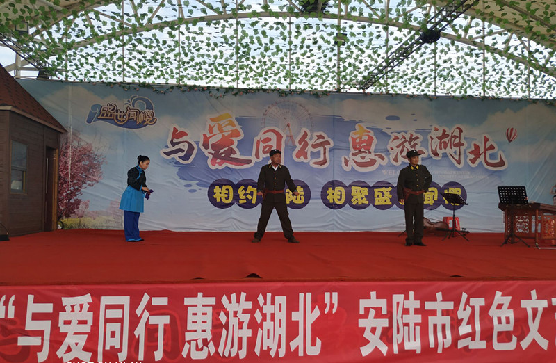 湖北:喜迎八方賓客 力促文旅融合——“與愛同行 惠游湖北”全省專業(yè)文藝院團(tuán)進(jìn)景區(qū)演出活動系列報道之九文藝創(chuàng)作服務(wù)